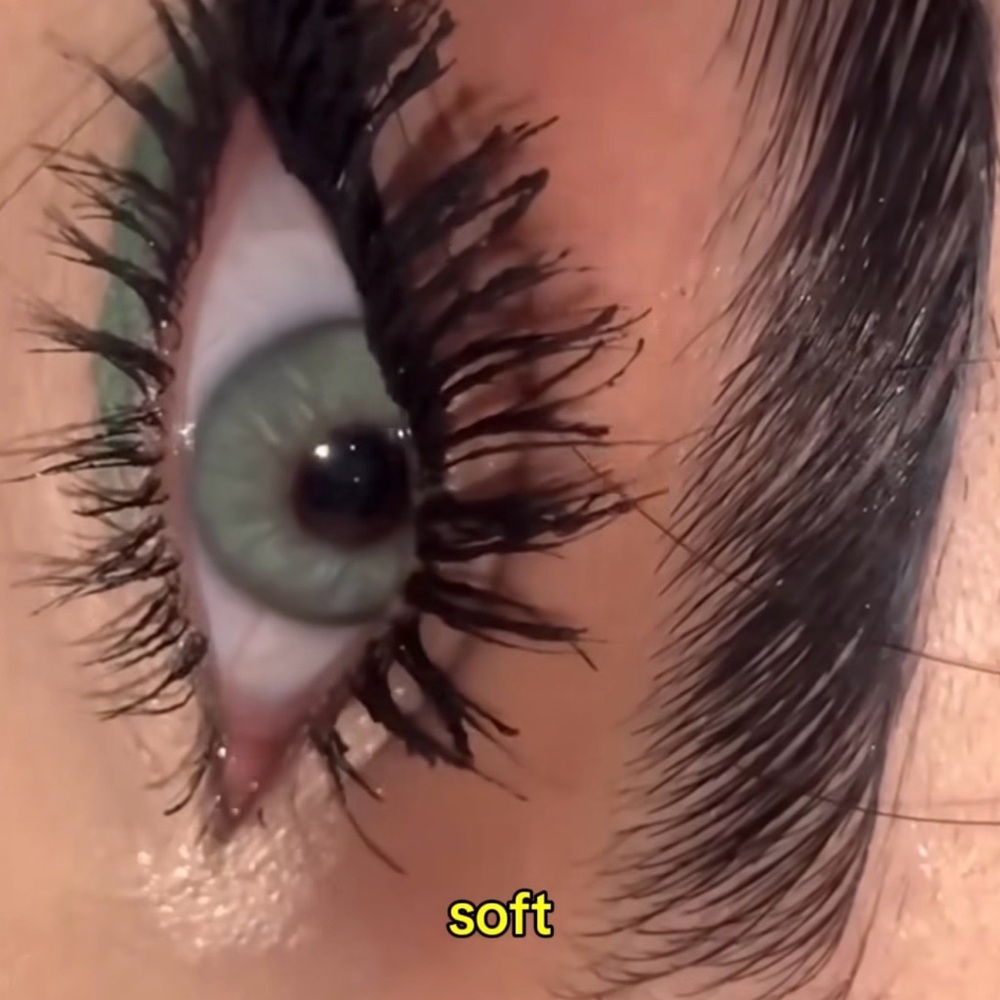 Voluminous Black Mascara green color